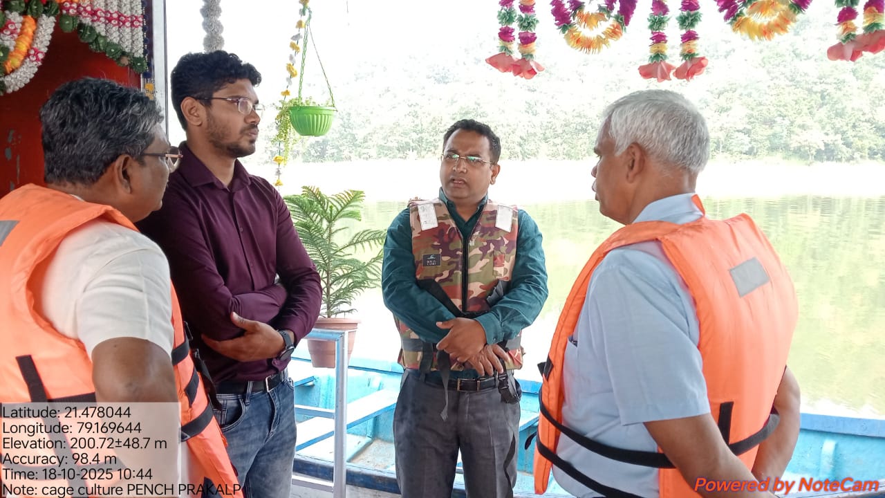 Visit of Hon’ble Dr. Niteen Patil, Vice Chancellor, MAFSU, Nagpur to Cage fish culture units at Pench Reservoir  on 18102025 (12).jpg